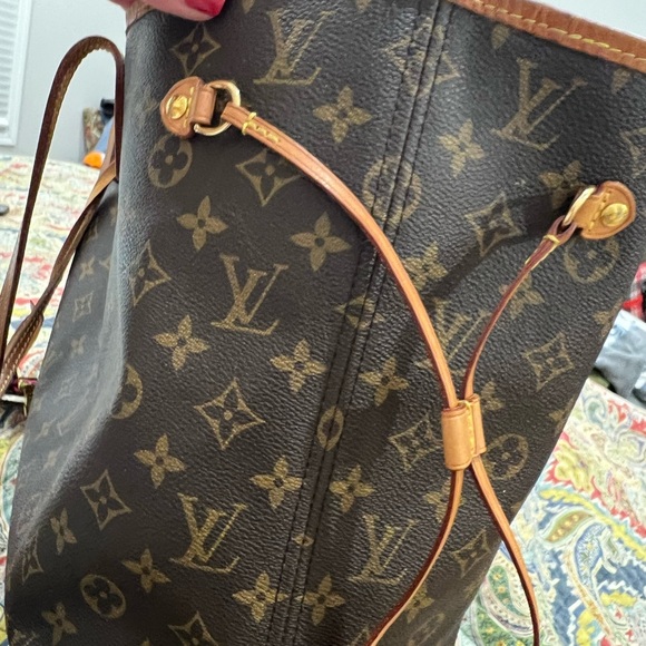 Louis Vuitton Brown Monogram Neverfull MM with Magenta interior. Includes pouch. - Picture 10 of 15